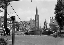 836648 Gezicht op de Sluiskant te Leidschendam, met op de achtergrond de Petrus en Pauluskerk.